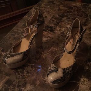 slightly small scratches on heel (no box)